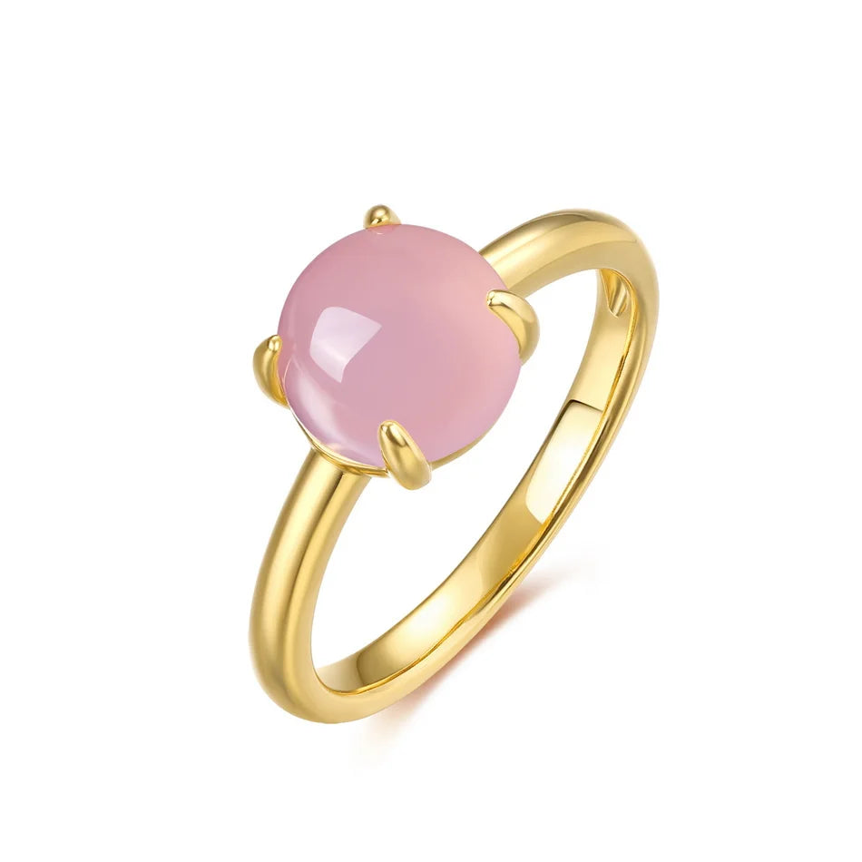 Bague en or avec pierre de quartz rose ronde, présentée sur fond blanc pour mise en valeur du produit.