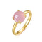 Bague en or avec pierre de quartz rose ronde, présentée sur fond blanc pour mise en valeur du produit.